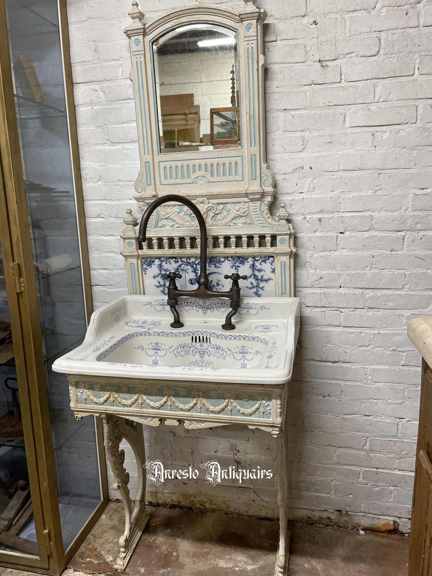 Antieke porseleinen wasbak op gietijzeren onderstel met bijhorend bovenstuk met spiegel