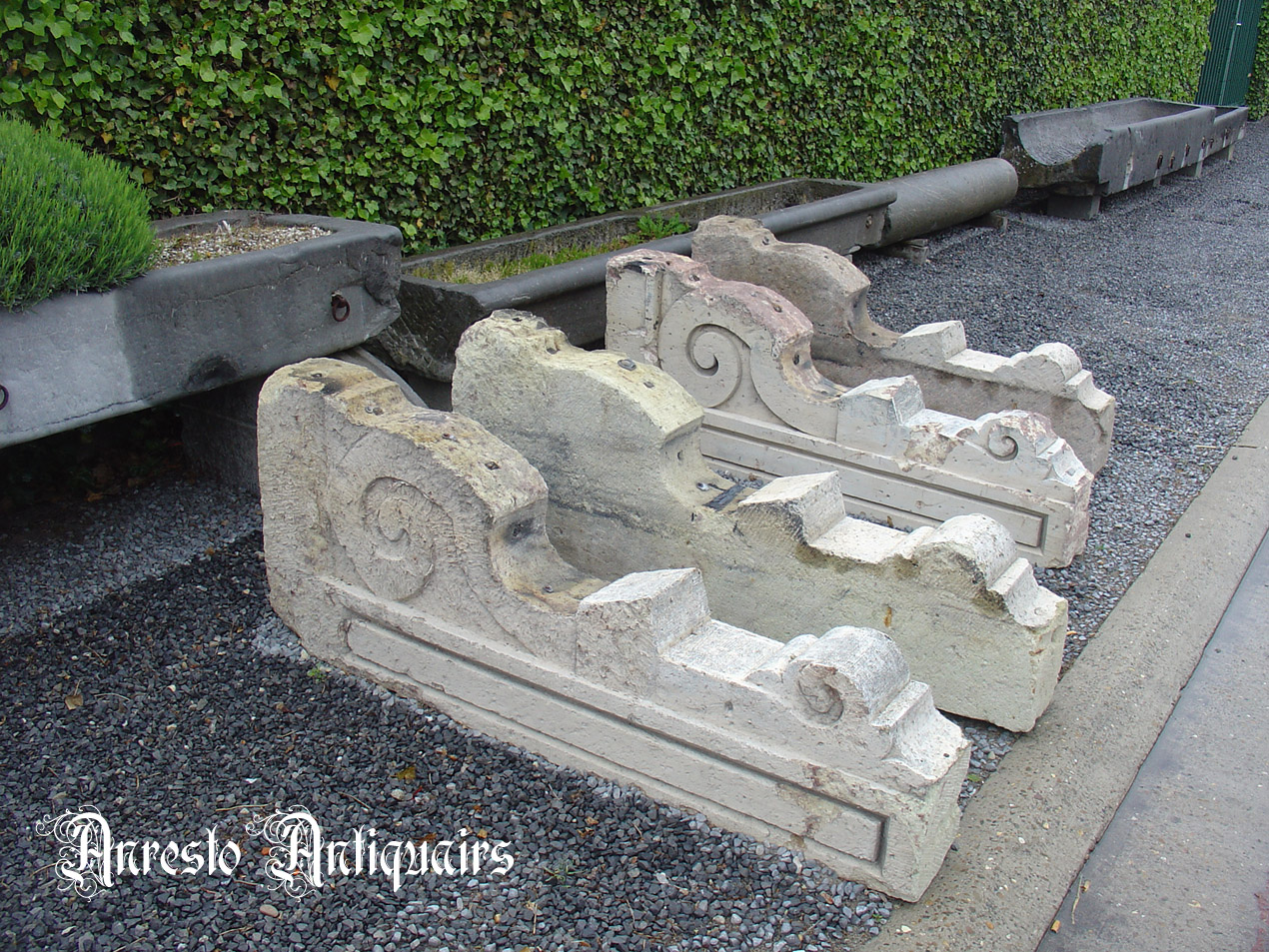Antieke kalkzandstenen consoles