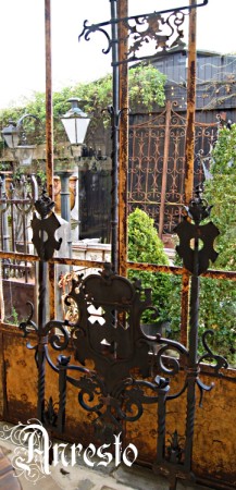 Smeedijzeren windwijzer met wapenschild