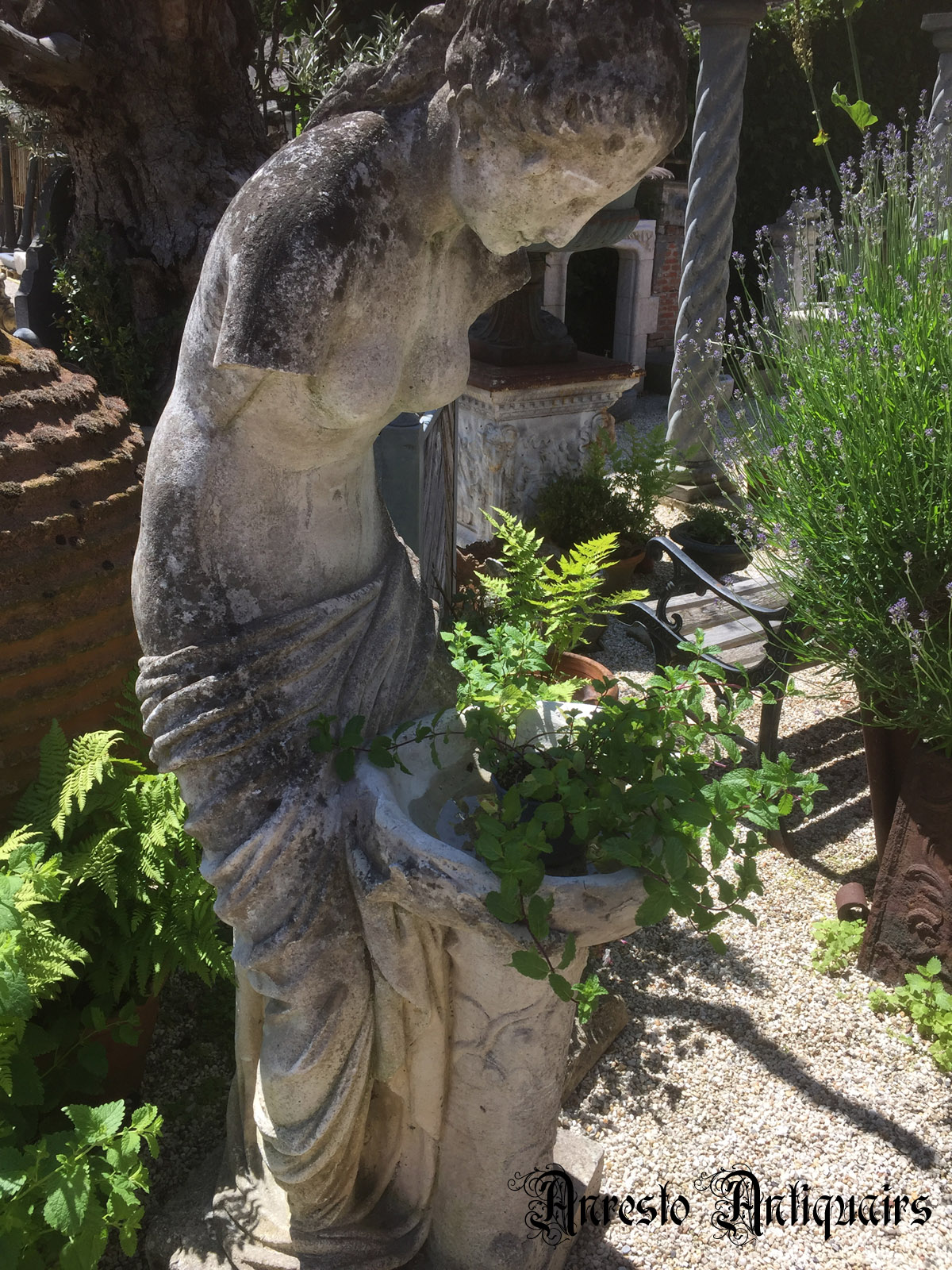Antiek beeld, Romeinse wassende vrouw.