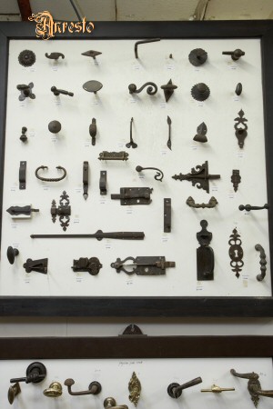 Antieke grendels en hangwerk Anresto