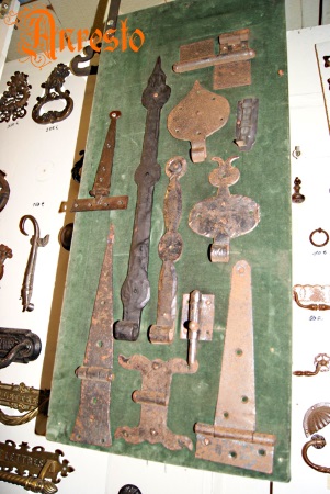 Antieke smeedijzeren scharnieren ANRESTO ANTIEK DEURBESLAG