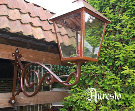 antieke muurlantaarns met gietijzeren steun