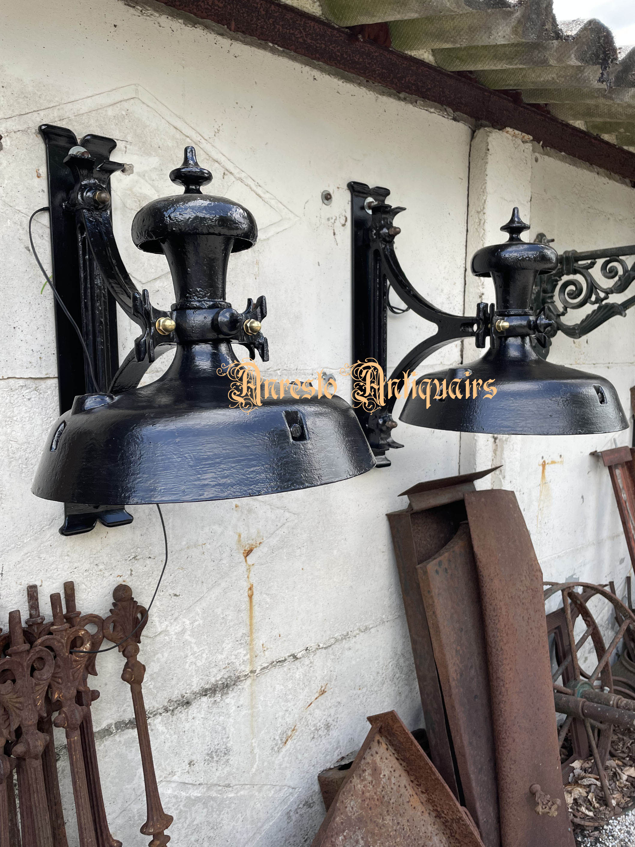 Oude gietijzeren stationslampen