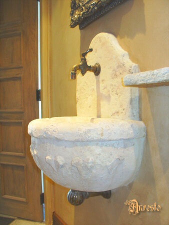 Muurkraantje op handwasbakje toilet kraan