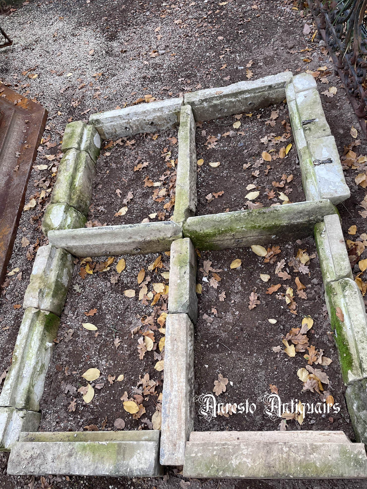 Antiek kalkzandstenen kruisraam