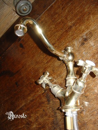 Single hole mixer tap, antique.   For washbasin.  In polished
brass.
