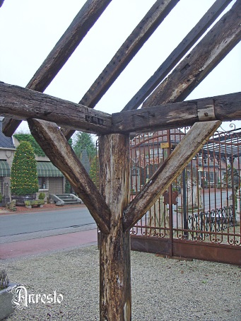 Carport samengesteld met antieke of oude balken