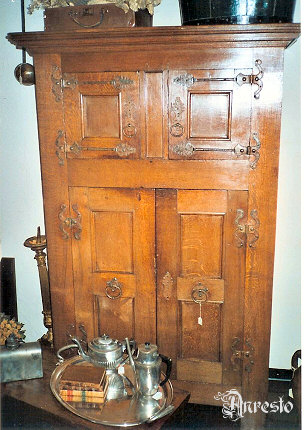 Antiek 17de eeuwse kast - Antieke 4-deurs kast.