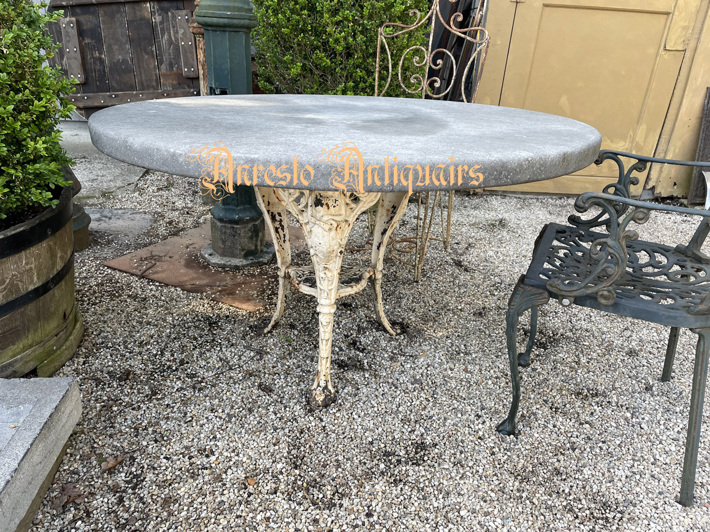 [klik = vergroot] Exclusieve tuintafel met gietijzeren onderstel 