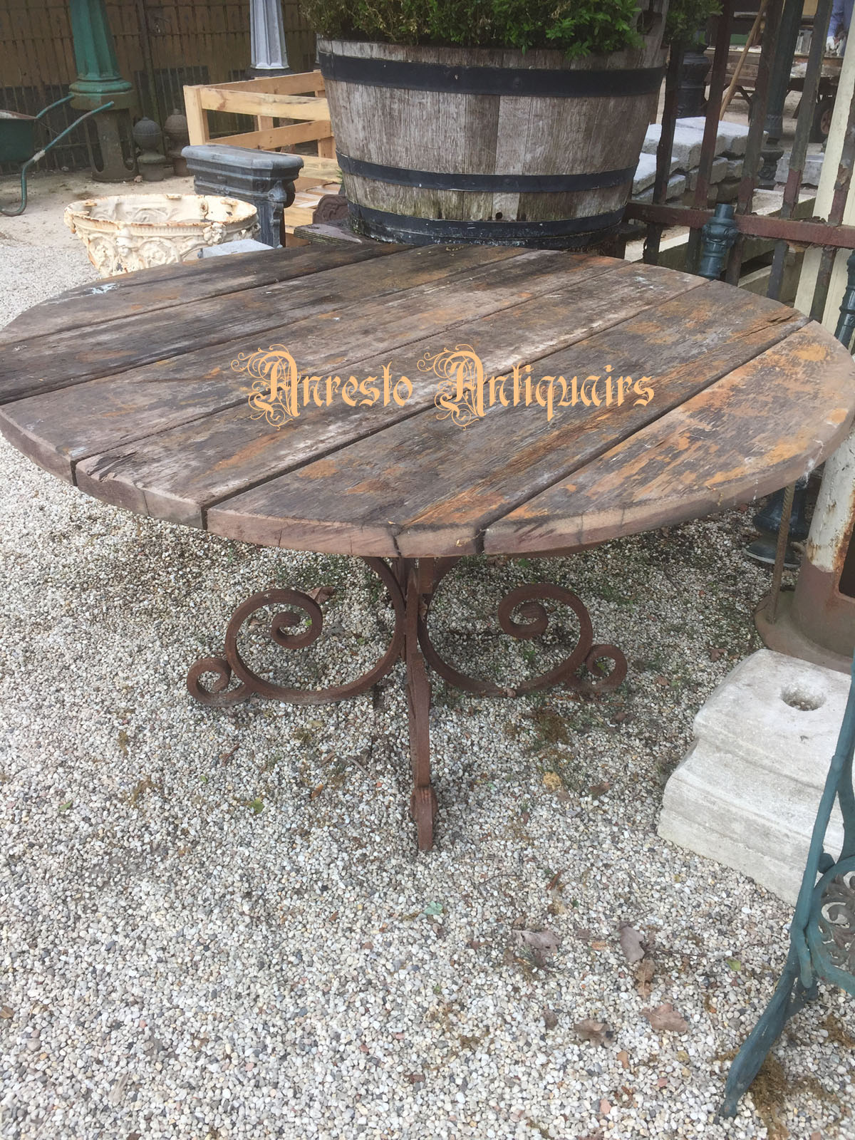 [klik = vergroot] Exclusieve houten ronde tuintafel met smeedijzeren onderstel 