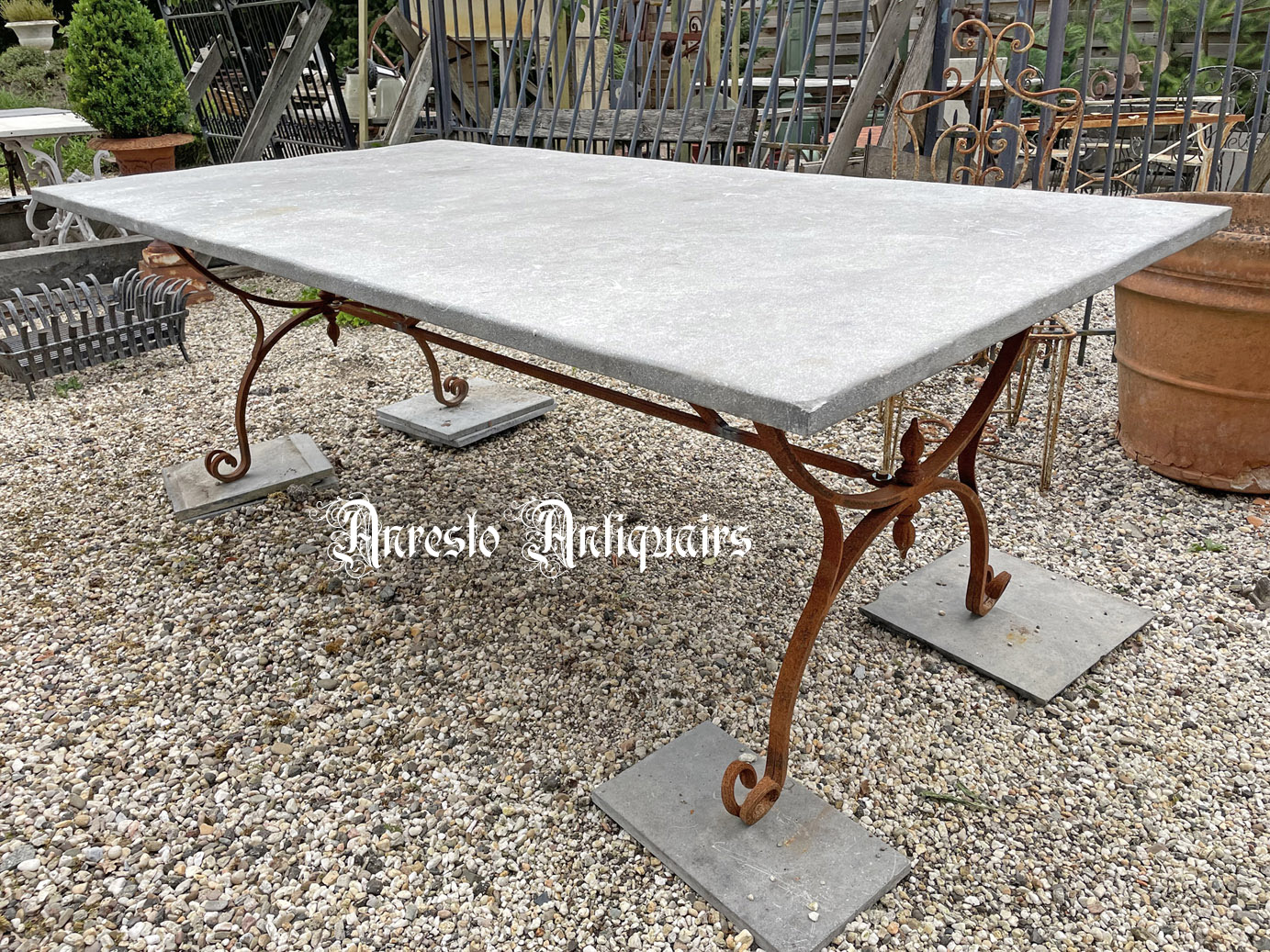 [klik = vergroot] Smeedijzeren tuintafel 