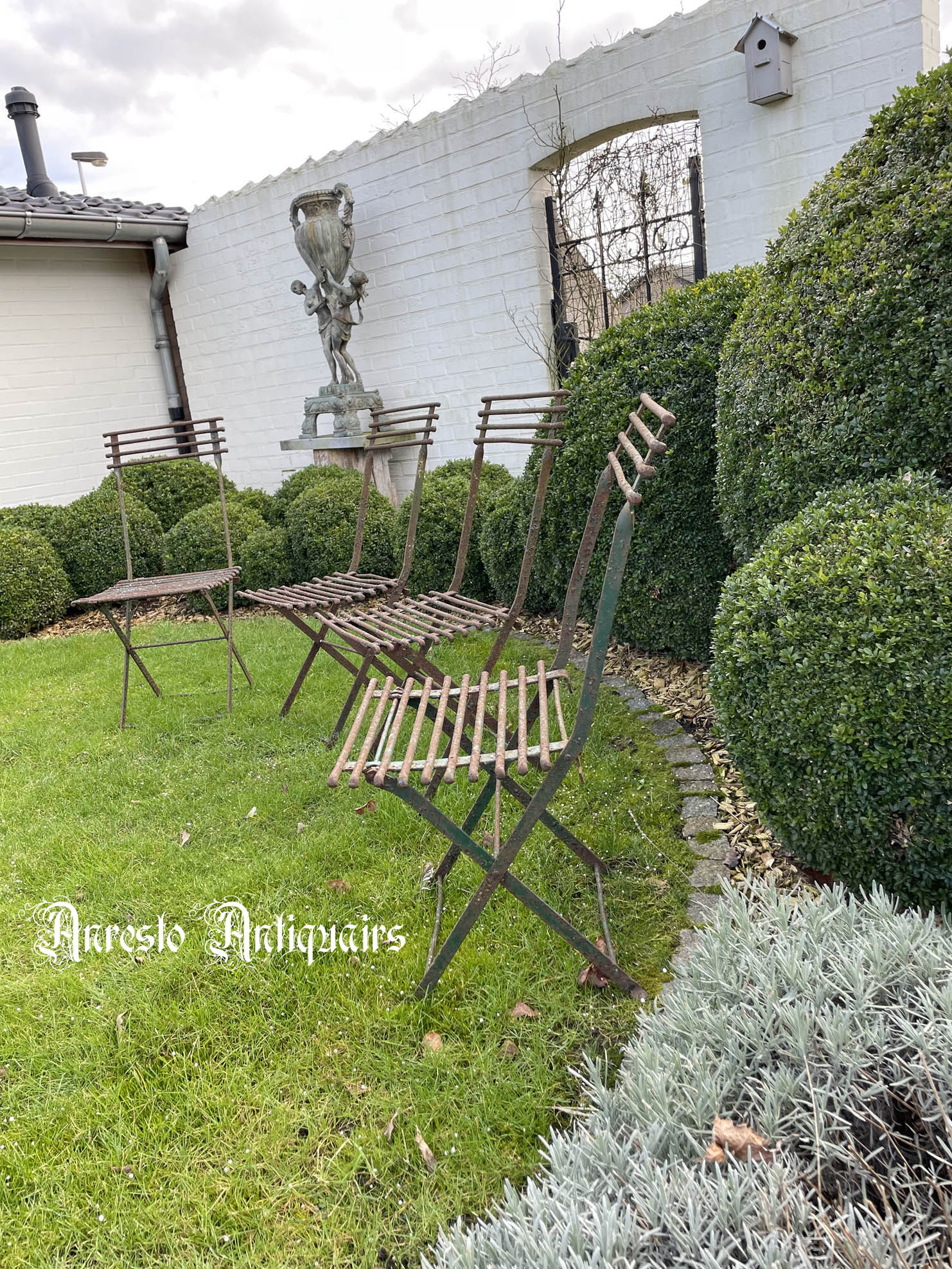 [klik = vergroot] Antieke Franse bistro tuinstoelen  