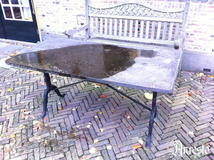 [klik = vergroot]  Antieke tuintafel met gietijzeren onderstel 