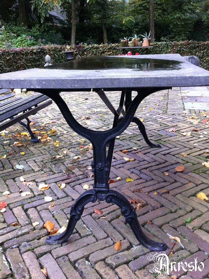 Accommodatie Machtigen gisteren Antieke tuintafel met gietijzeren onderstel voorzien van een blauw stenen  blad. Antieke tafel voor in de tuin op maat.