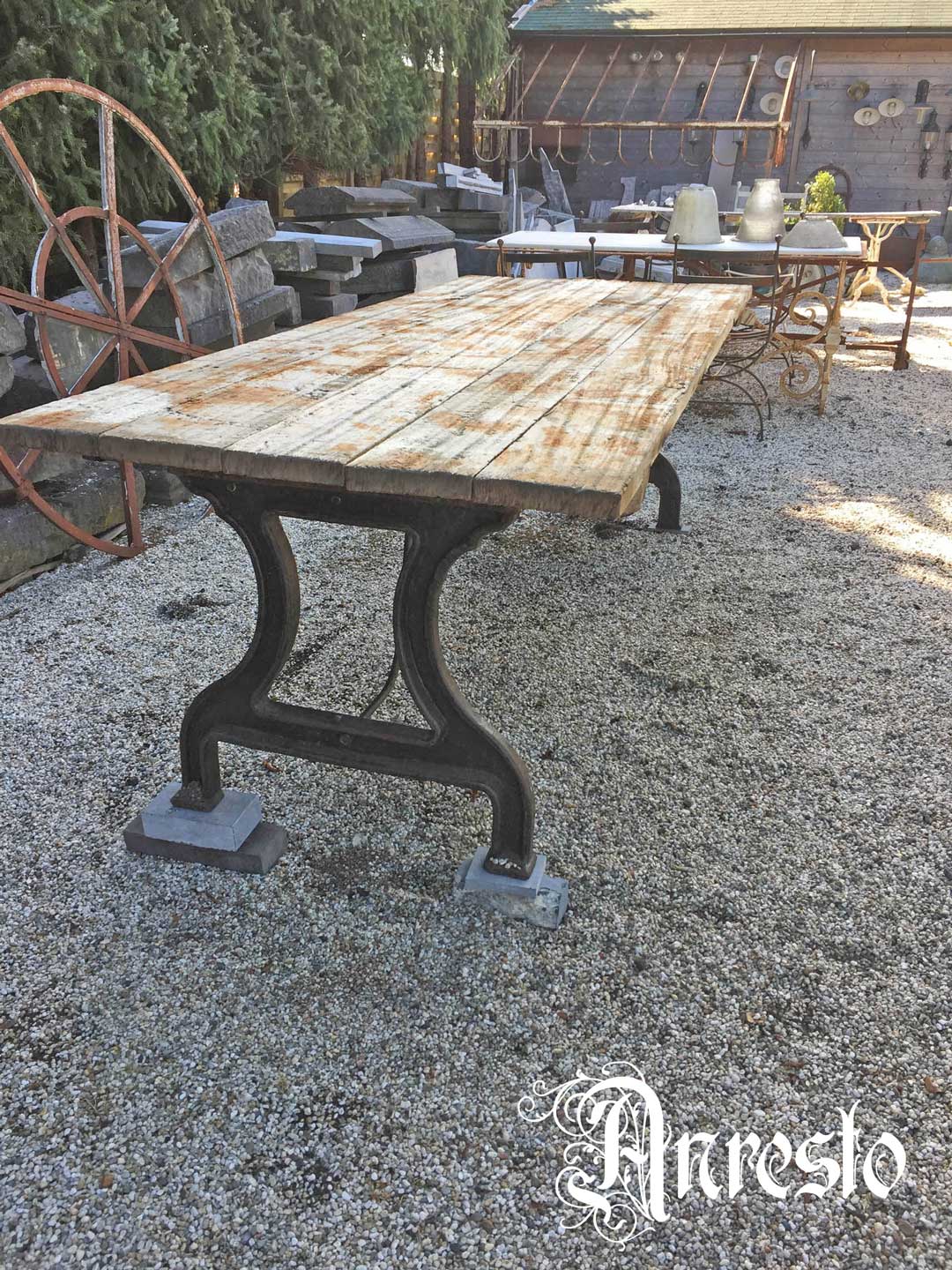 [klik = vergroot]  Industriele tuintafel met gietijzeren onderstel. 