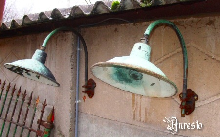Oude stallamp. Periode: ±1920 Belgische muurlamp - antieke in messing